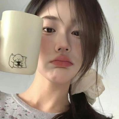 高墙、黑色与帅小伙